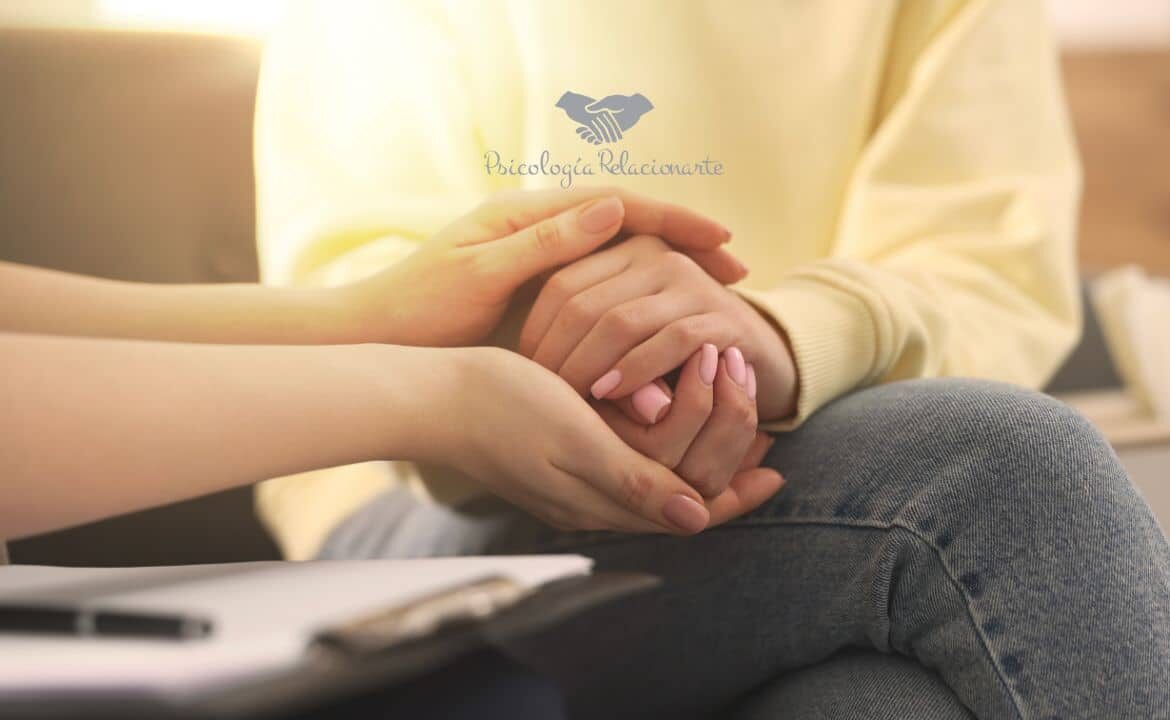 Personas sentadas en consulta cogiendose las manos recibiendo ayuda profesional eficaz