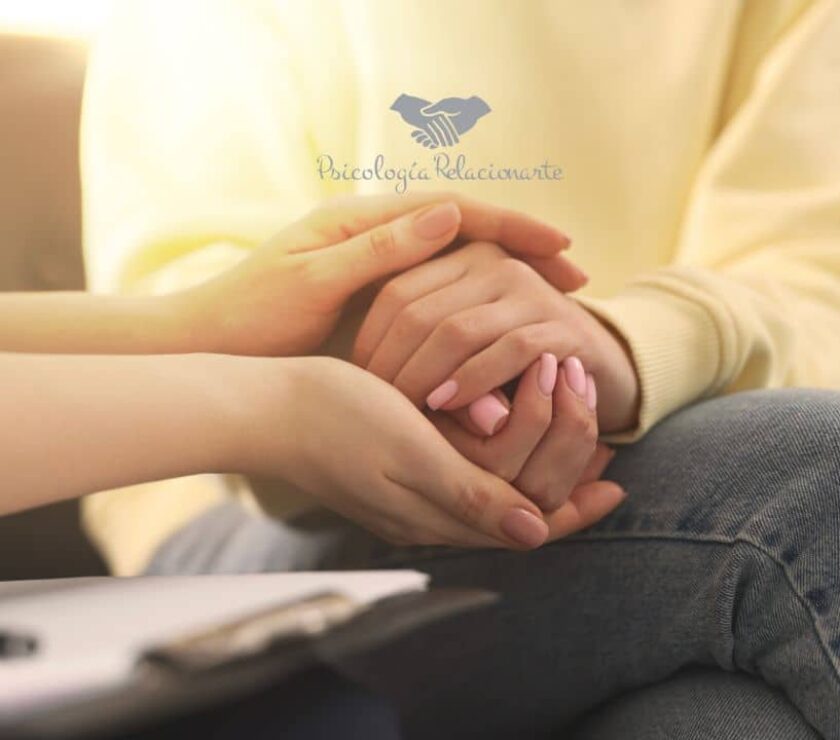 Personas sentadas en consulta cogiendose las manos recibiendo ayuda profesional eficaz