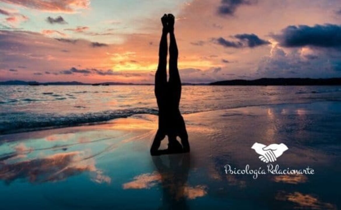 Expresión corporal yoga en playa Pozuelo