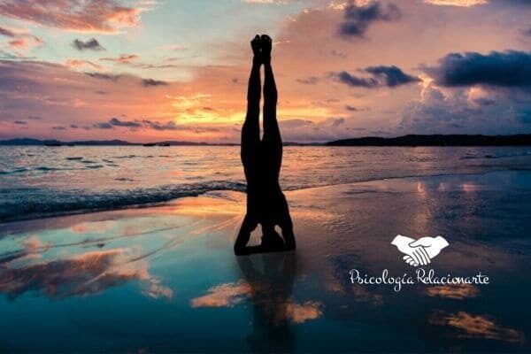 Expresión corporal yoga en playa Pozuelo