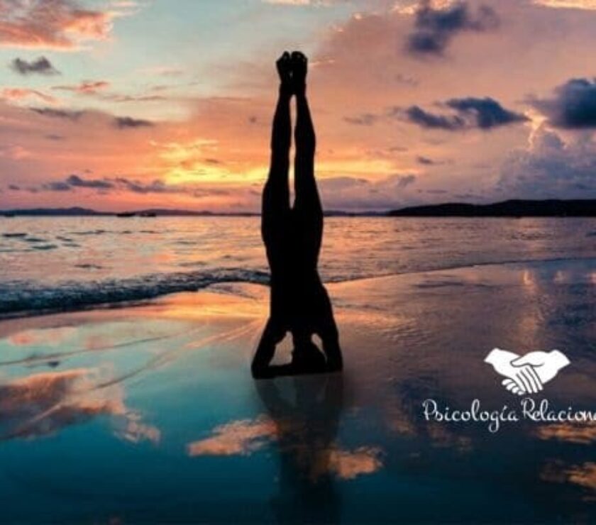 Expresión corporal yoga en playa Pozuelo