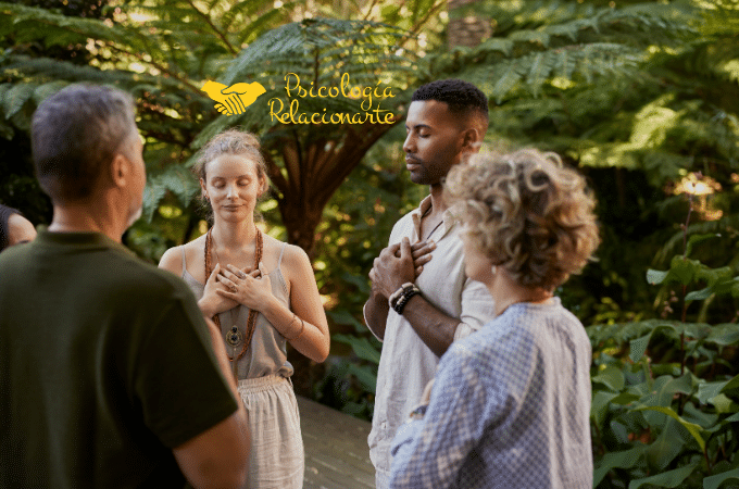 compasión significado origen y beneficios en un grupo de personas meditando en círculo