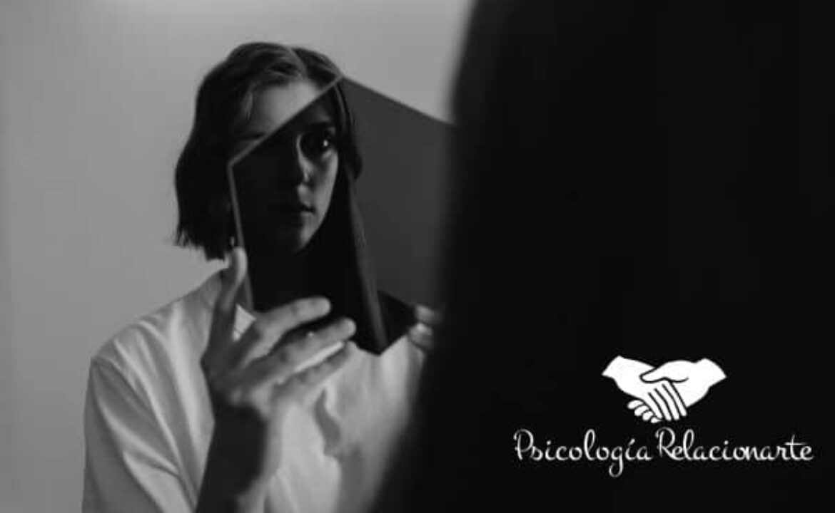 Mirando por cristal a otro terapia gestalt