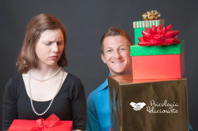 Mujer mirando con envidia a un hombre sosteniendo cajas de regalos