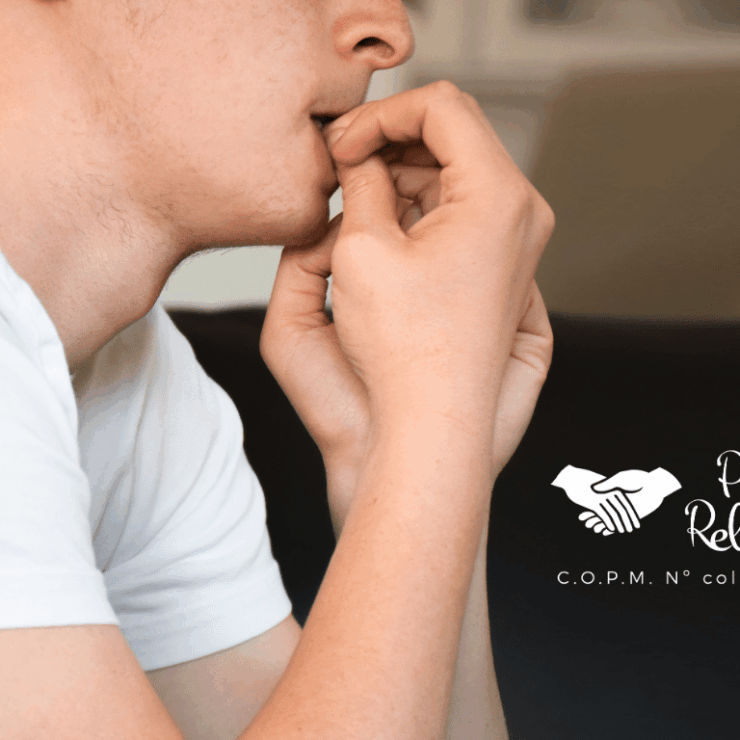 calmar la ansiedad de un joven mordiéndose las uñas