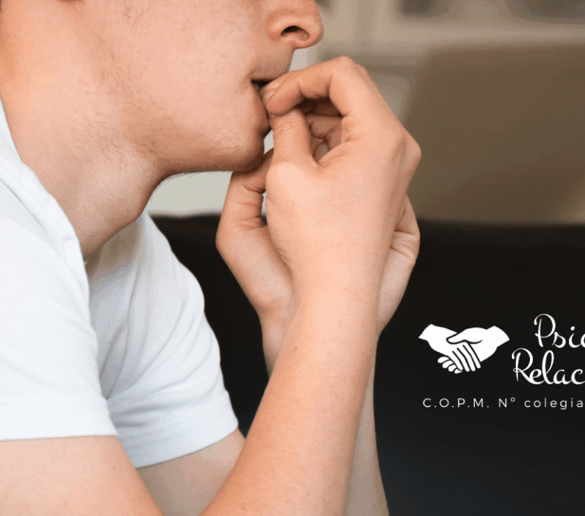 calmar la ansiedad de un joven mordiéndose las uñas