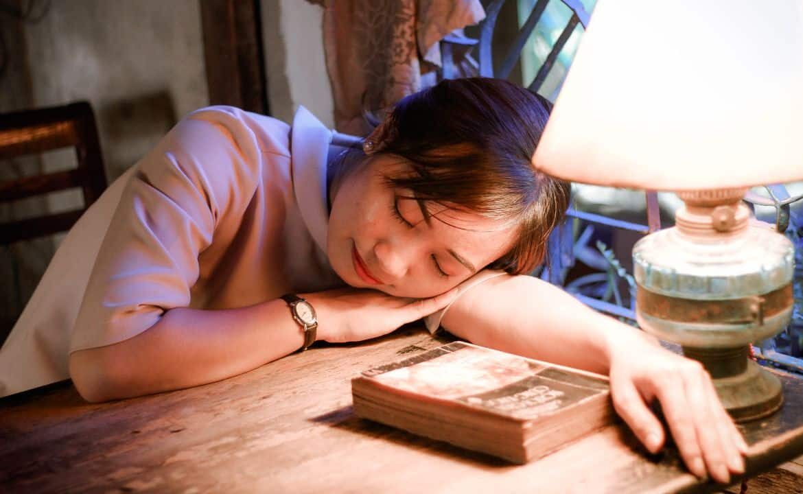 chica dormida sobre la mesa con un trastorno del sueño en tlp