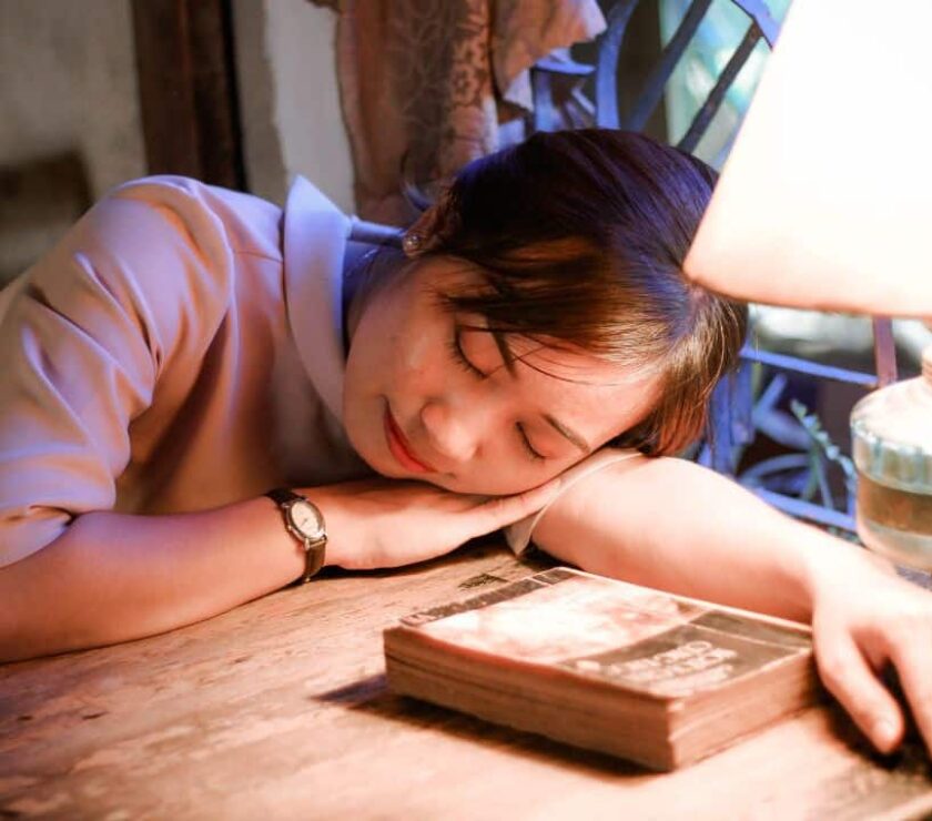 chica dormida sobre la mesa con un trastorno del sueño en tlp
