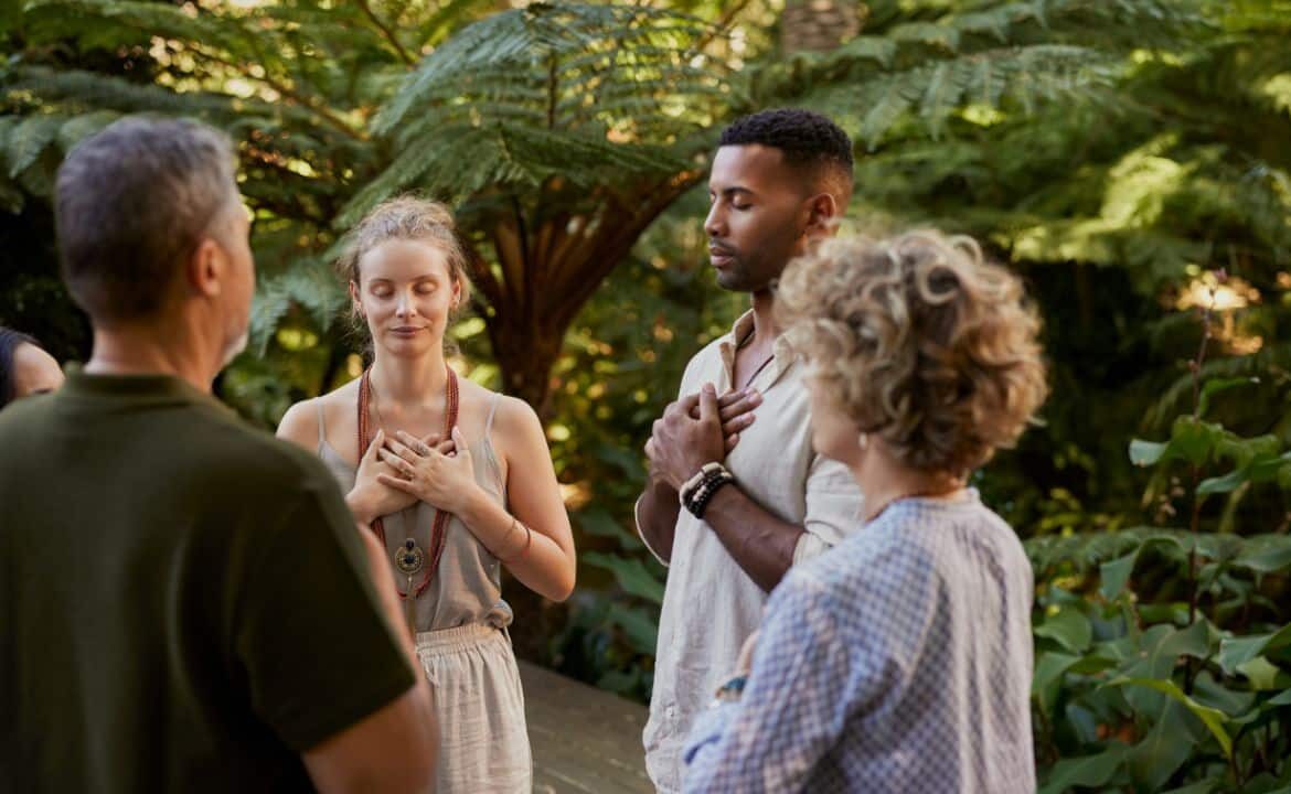 un grupo de personas meditando en círculo practicando la compasión