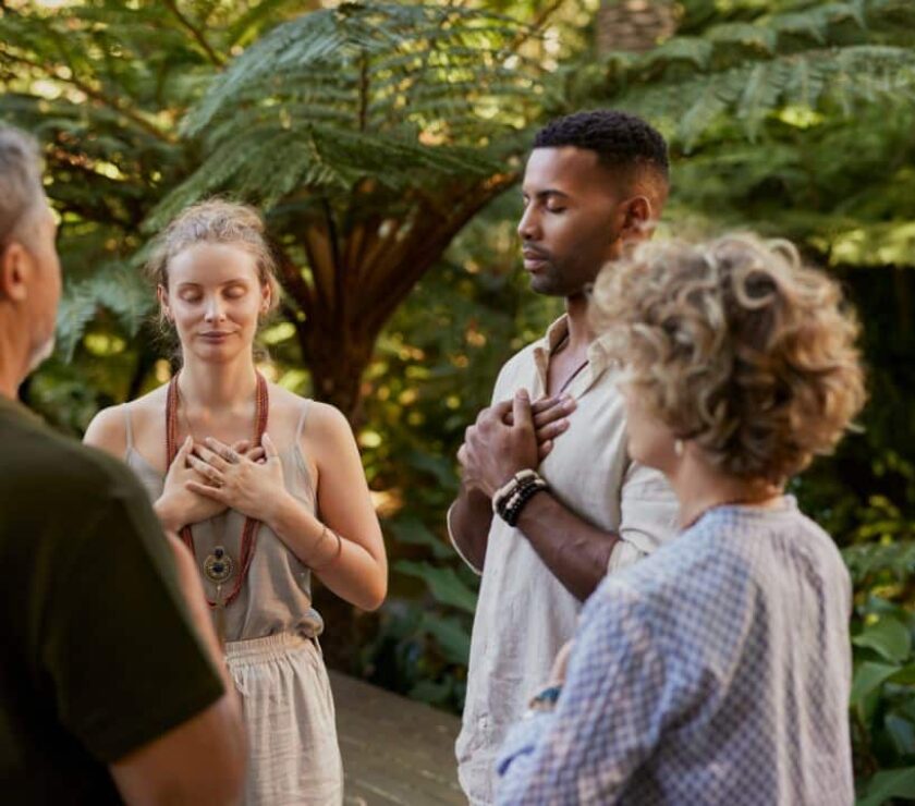 un grupo de personas meditando en círculo practicando la compasión
