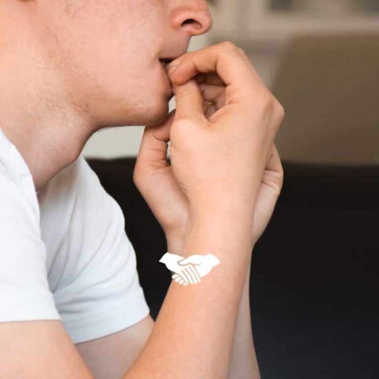 joven mordiéndose las uñas tratando de calmar la ansiedad