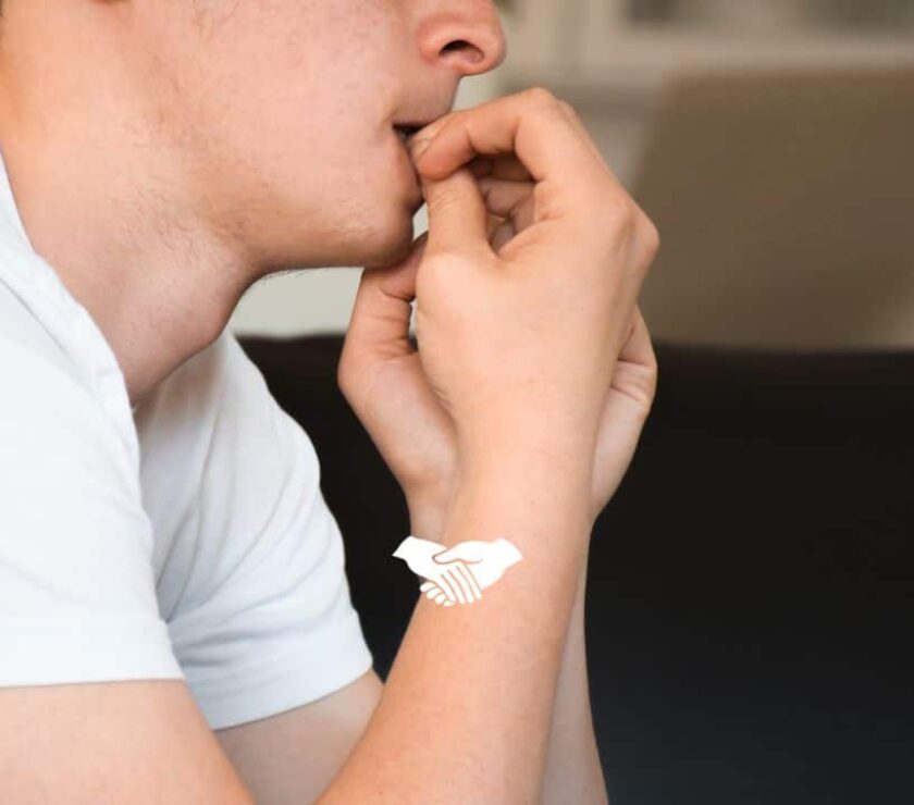 joven mordiéndose las uñas tratando de calmar la ansiedad
