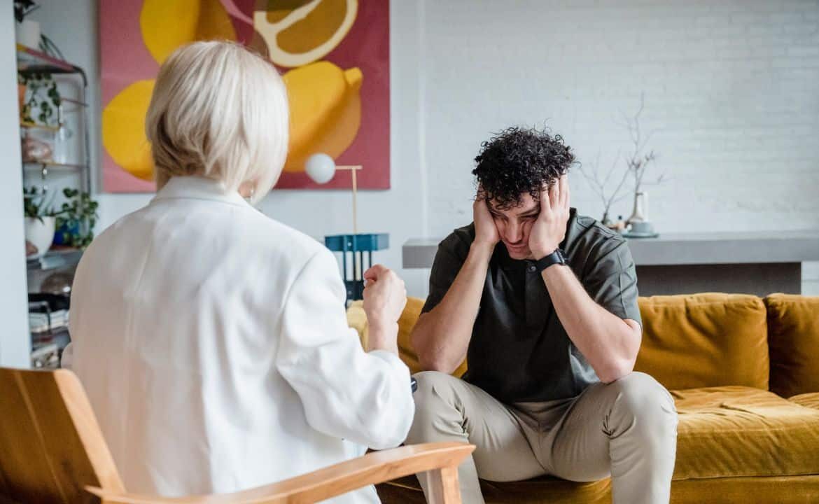 terapeuta y joven en consulta aplicando los beneficios de la terapia emdr