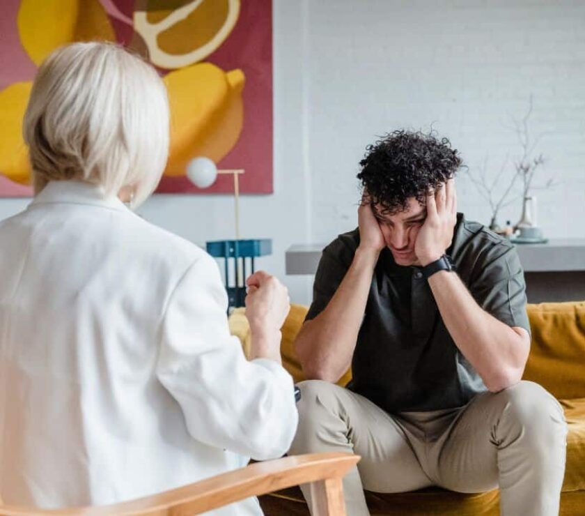 terapeuta y joven en consulta aplicando los beneficios de la terapia emdr