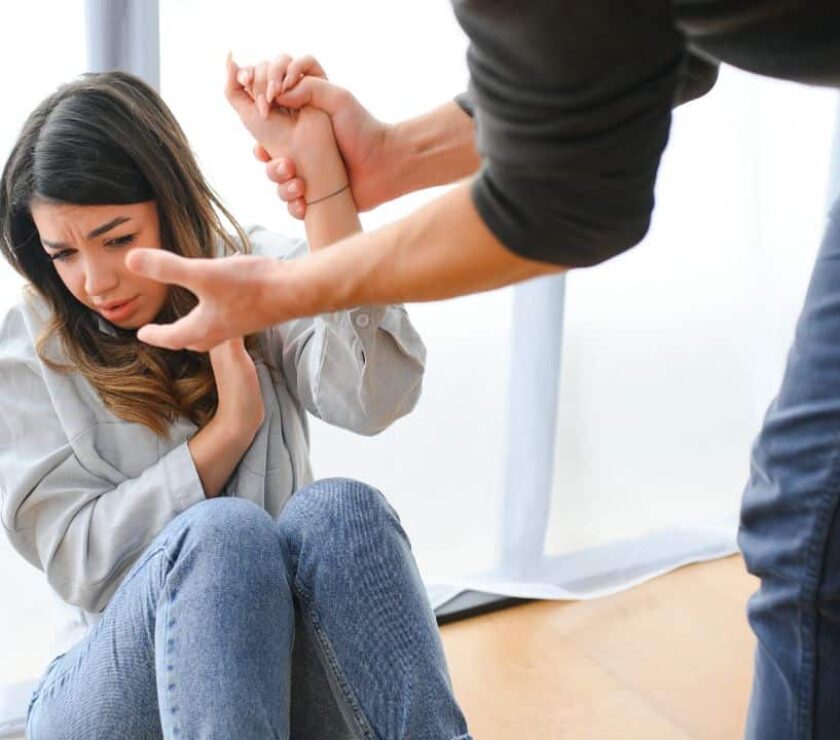 mujer joven agarrada y atemorizada por un hombre a falta de prevenir la violencia de género