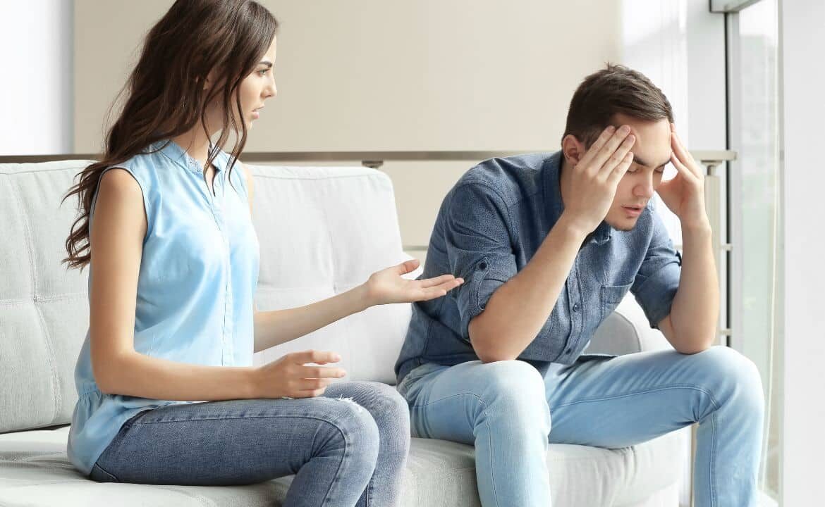 chica y chico jovenes discutiendo en un sofá al estilo de las relaciones tóxicas