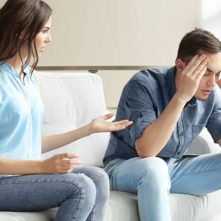 chica y chico jovenes discutiendo en un sofá al estilo de las relaciones tóxicas