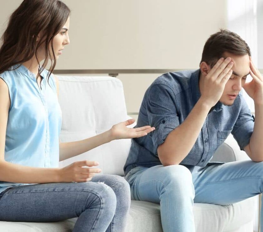 chica y chico jovenes discutiendo en un sofá al estilo de las relaciones tóxicas