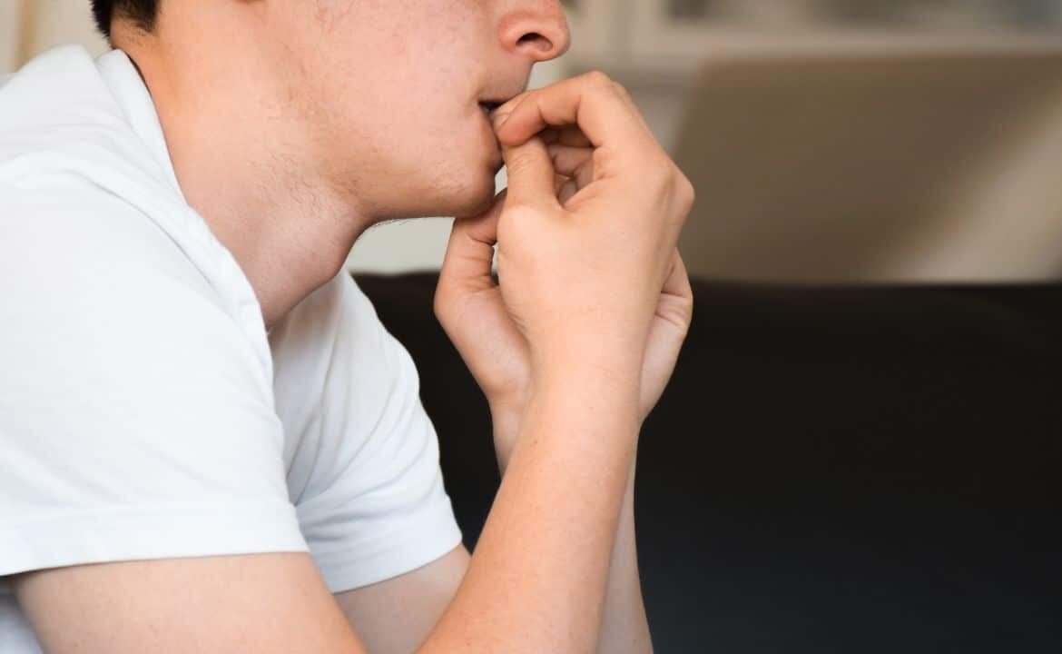 joven mordiéndose las uñas tratando de calmar la ansiedad