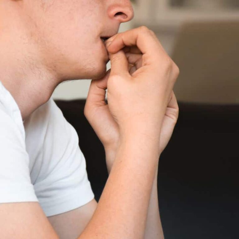 joven mordiéndose las uñas tratando de calmar la ansiedad