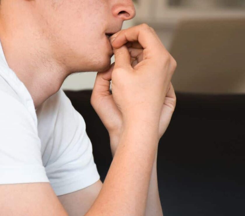 joven mordiéndose las uñas tratando de calmar la ansiedad