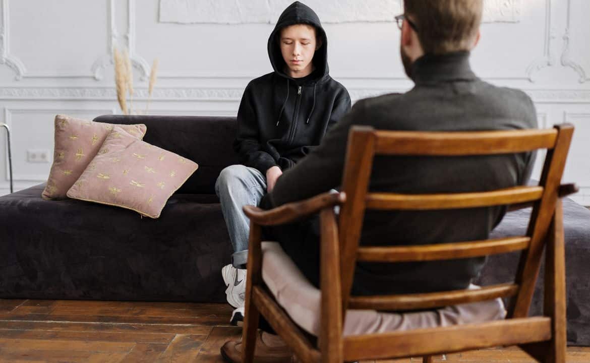 Terapeuta y paciente sentados en consulta aplicando la terapia EMDR para procesar traumas