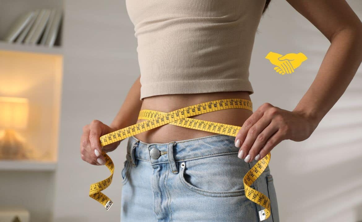 Mujer joven delgada con una cinta métrica rodeando su cintura como en los trastornos alimentarios adolescentes