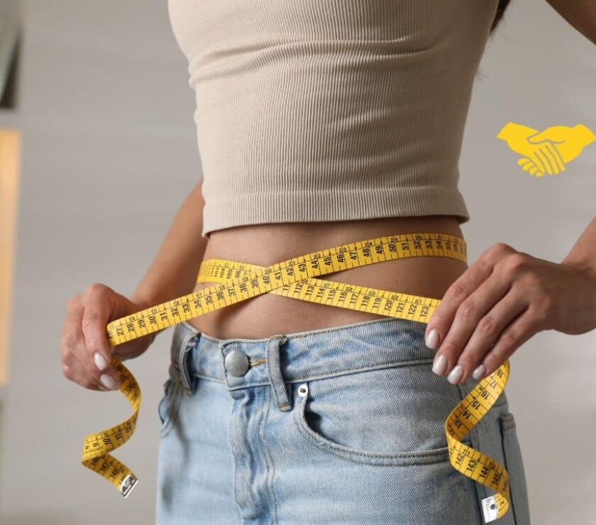 Mujer joven delgada con una cinta métrica rodeando su cintura como en los trastornos alimentarios adolescentes