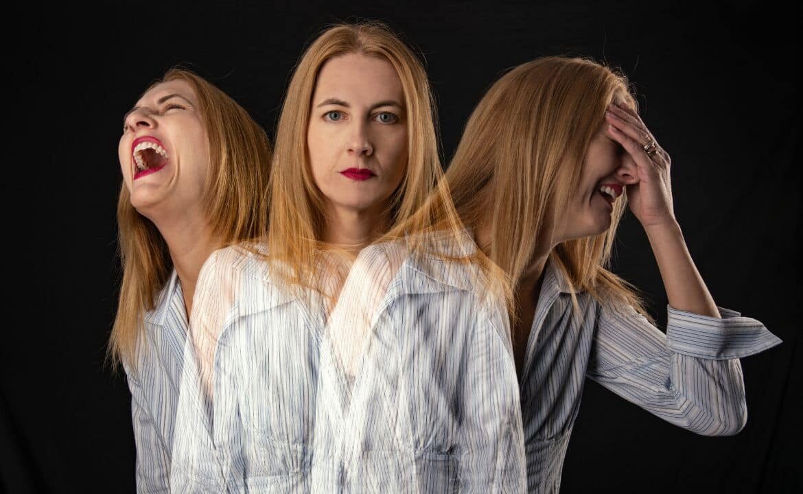 Mujer rubia con inestabilidad emocional, expresando alegría, seriedad y llanto al mismo tiempo representando un trastorno límite de la personalidad (TLP)
