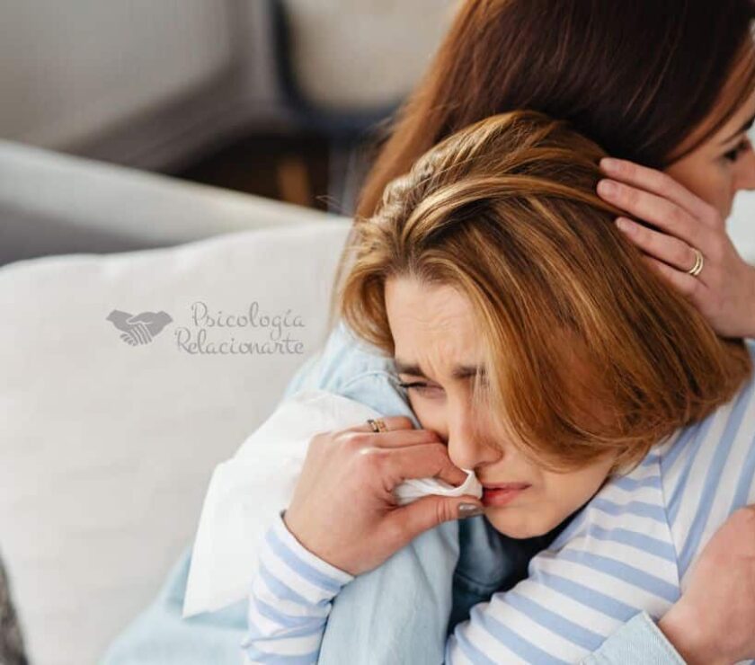 Una mujer calmando a otra en un abrazo para cuidarse y cuidar su bienestar emocional.