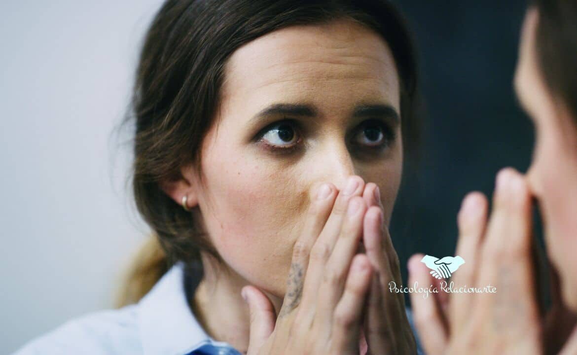 Ayudar a una persona con ansiedad que se mira en un espejo con contención