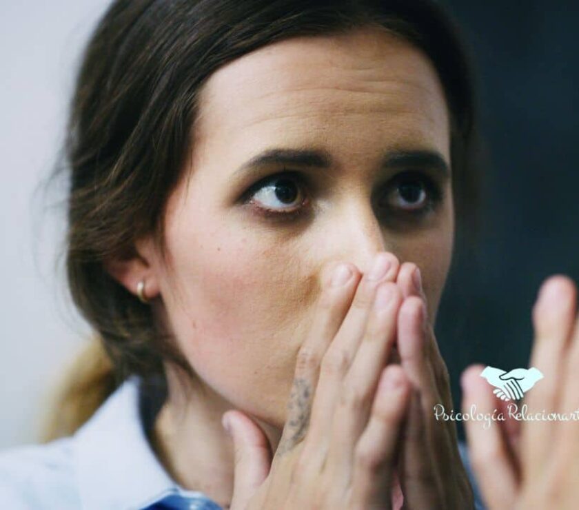 Ayudar a una persona con ansiedad que se mira en un espejo con contención