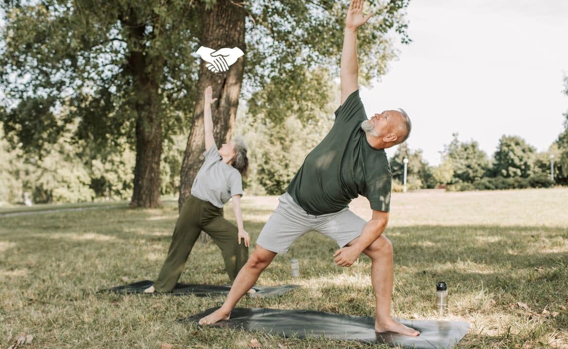 Hombre y mujer seniors practicando ejercicio y salud mental con el yoga al aire libre