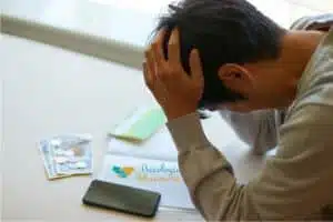 Cómo Manejar el Estrés de las Fiestas: Guía Completa para Cuidar tu Bienestar en la Temporada Festiva hombre aplicando técnicas para manejar el estrés de las fiestas