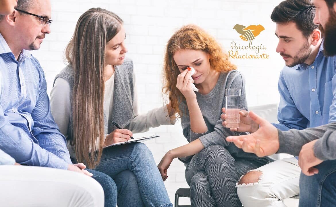 Familia reunida en casa para ayudar a un familiar con depresión, mostrando comprensión y apoyo emocional.