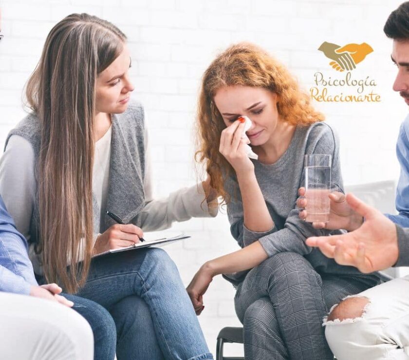 Familia reunida en casa para ayudar a un familiar con depresión, mostrando comprensión y apoyo emocional.