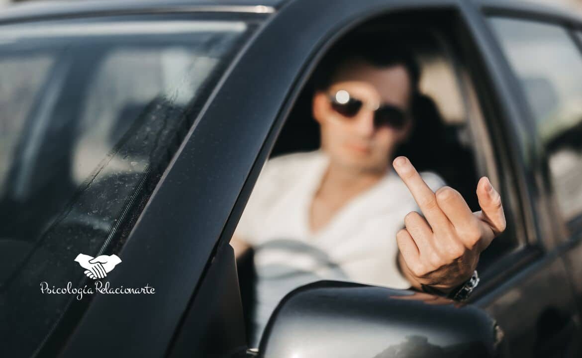 Conductor expresando ira en el tráfico con gesto agresivo, caso práctico para aprender cómo entender la ira.