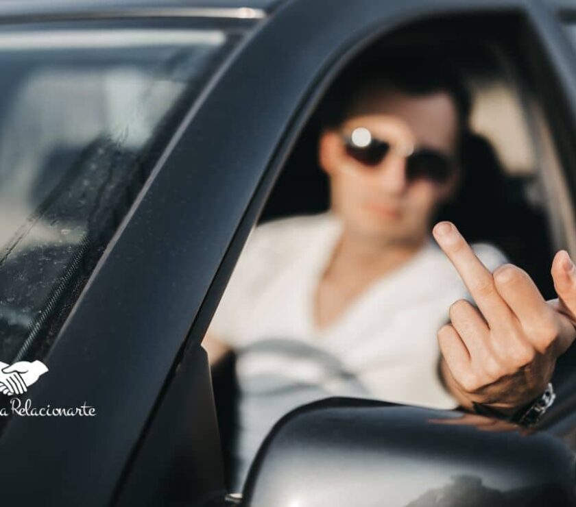 Conductor expresando ira en el tráfico con gesto agresivo, caso práctico para aprender cómo entender la ira.