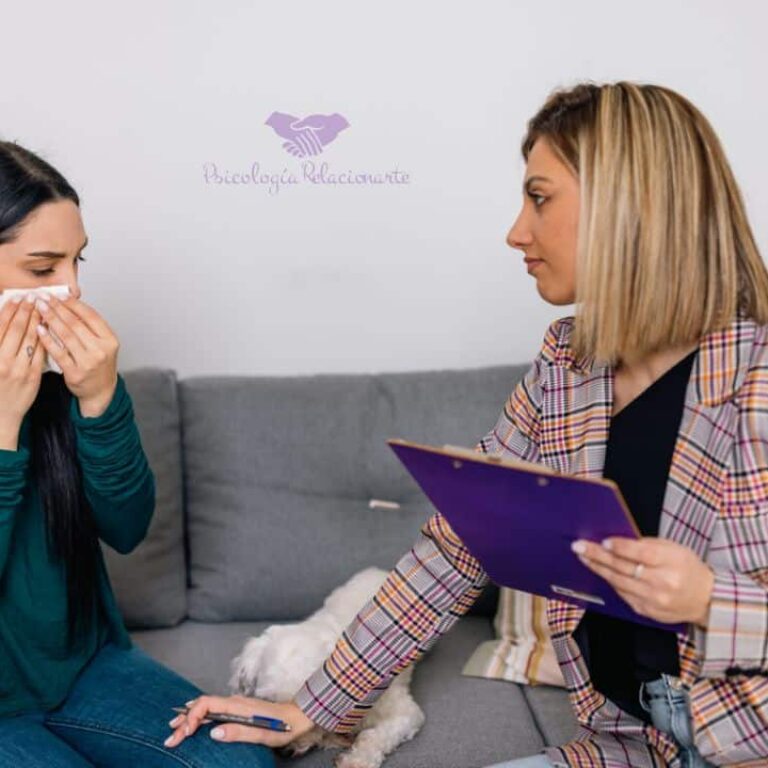 Psicólogo en Pozuelo - Psicología Relacionarte Terapeuta acompaña con empatía a una paciente que se seca las lágrimas durante una sesión de psicoterapia como base segura.