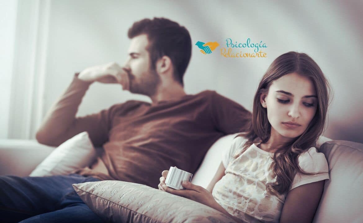 El mapa invisible de nuestros afectos en una relación de pareja sentada en un sofá con distancia emocional