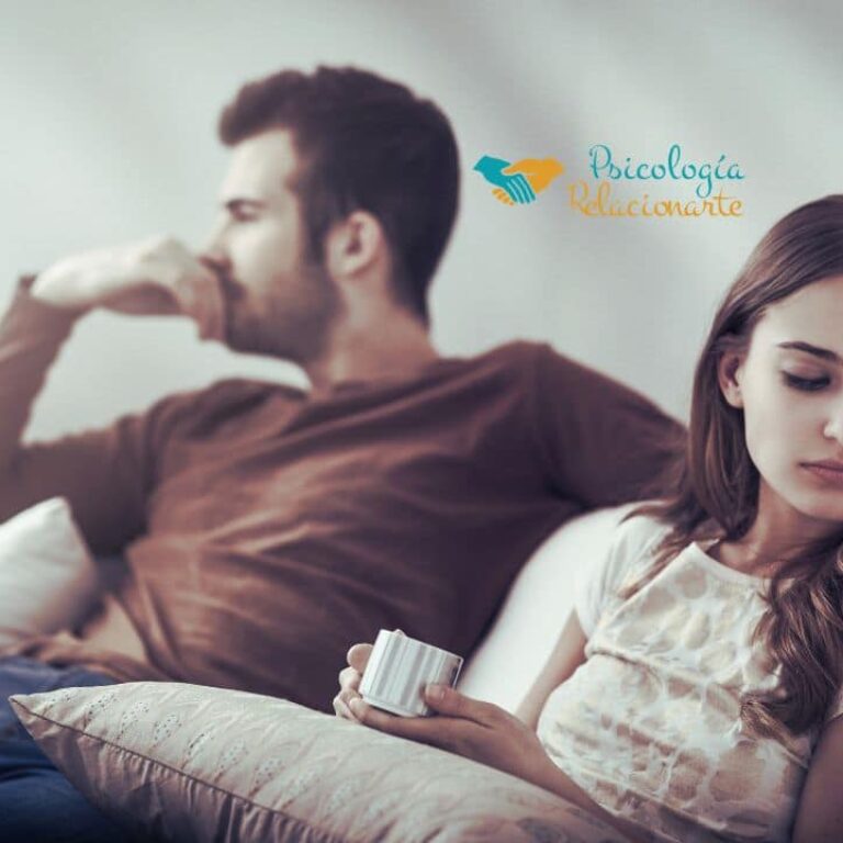 Psicólogo en Pozuelo - Psicología Relacionarte El mapa invisible de nuestros afectos en una relación de pareja sentada en un sofá con distancia emocional
