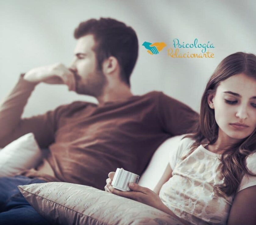 El mapa invisible de nuestros afectos en una relación de pareja sentada en un sofá con distancia emocional
