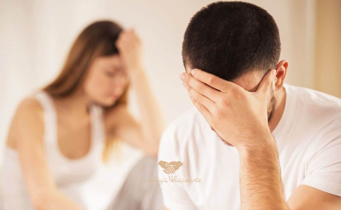 Pareja heterosexual mostrando dificultades emocionales representando el apego en relaciones adultas