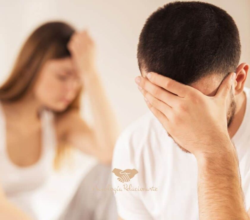 Pareja heterosexual mostrando dificultades emocionales representando el apego en relaciones adultas