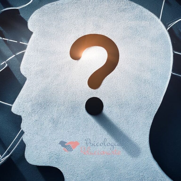 Psicólogo en Pozuelo - Psicología Relacionarte Persona reflexionando sobre la construcción de la identidad y quién es cuando nadie la observa.