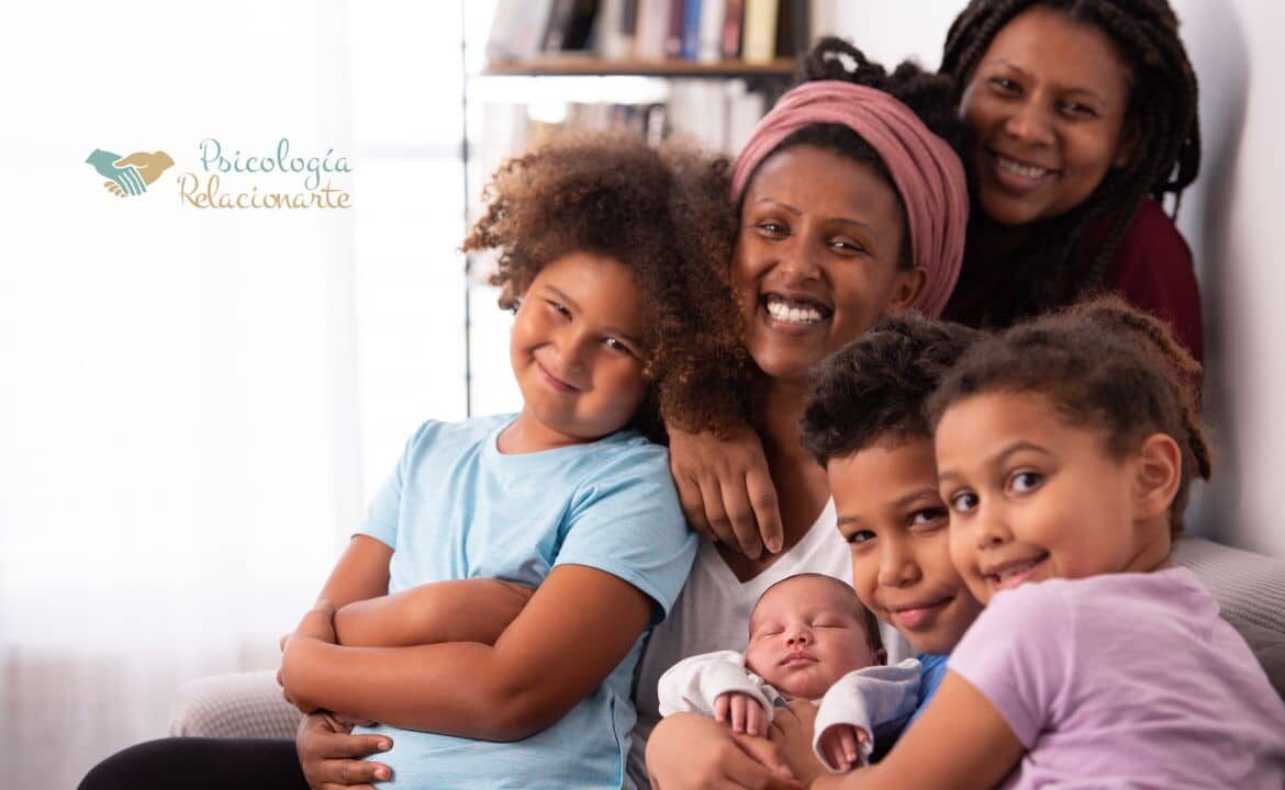 Familia con dos madres y cuatro hijos compartiendo un momento de convivencia familiar en casa