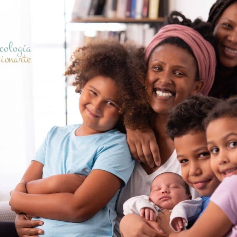 Psicólogo en Pozuelo - Psicología Relacionarte Familia con dos madres y cuatro hijos compartiendo un momento de convivencia familiar en casa