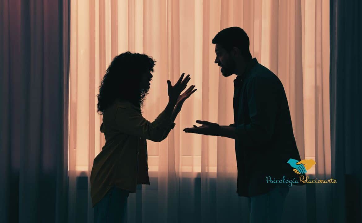 Pareja conversando durante un conflicto de manera respetuosa, ejemplo de asertividad en las relaciones y comunicación saludable.