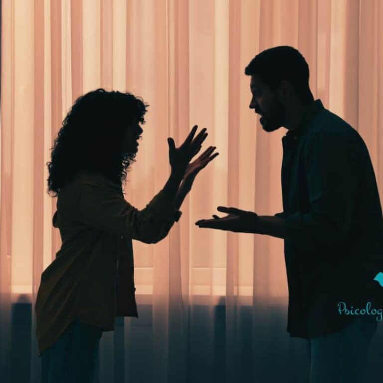 Psicólogo en Pozuelo - Psicología Relacionarte Pareja conversando durante un conflicto de manera respetuosa, ejemplo de asertividad en las relaciones y comunicación saludable.