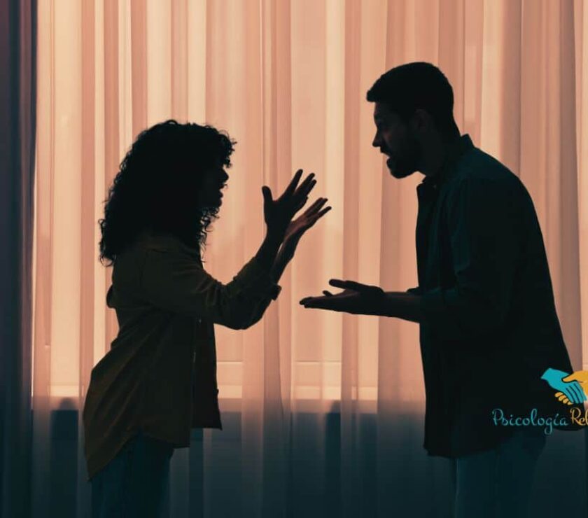 Pareja conversando durante un conflicto de manera respetuosa, ejemplo de asertividad en las relaciones y comunicación saludable.